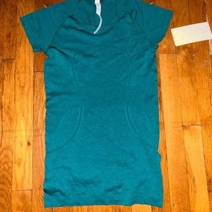 Lululemon woman’s shirt